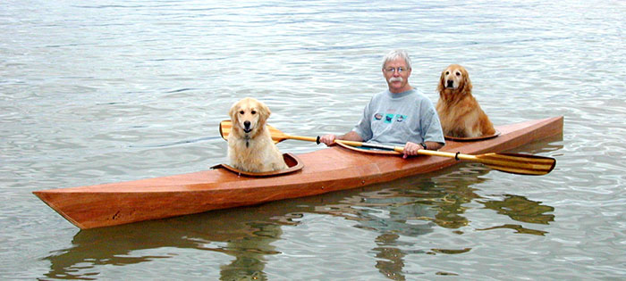 Perros navegando kayak junto a su dueno (3)